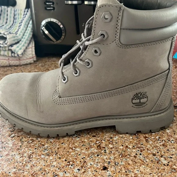 Grey timberland women’s size 8 1/2 little warn but I. Great condition - Picture 2 of 4